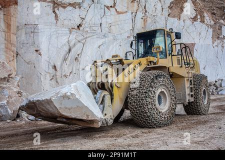 13. März 2014, Afyonkarahisar, Scehisar, Türkei: Große Baumaschinen ermöglichen den Transport von Blöcken. Die Steinbrüche in Iscehisar (antikes Dokimeion) im Zentrum von Phrygia waren eine wichtige Quelle für weißen Marmor und einen lilafarbenen Marmor namens Pavonazzetto. Die Steinbrüche wurden vom römischen Staat kontrolliert, aber das bedeutet nicht, dass der gesamte hier abgeholzte Marmor imperial kontrolliert wurde. Weißer Marmor aus diesen Steinbrüchen wurde vor allem für Sarkophage und Statuen vor Ort verwendet, obwohl diese Objekte manchmal exportiert wurden. Der Pavonazzetto, der in Iscehisar abgebaut wurde, war jedoch weit verbreitet Stockfoto