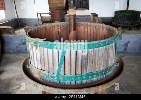 Alte historische Weinpresse in Bodegas rubicon in der Weinregion La geria Lanzarote, Kanarische Inseln, Spanien Stockfoto