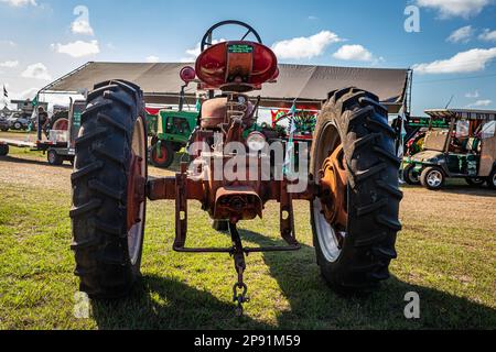 Fort Meade, FL - 26. Februar 2022: Aus der Perspektive erfolgende Rückansicht eines 1954 Farmall Super H Traktors auf einer lokalen Traktormesse. Stockfoto