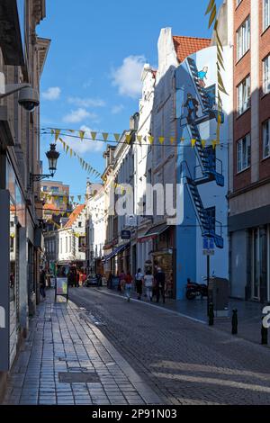 Brüssel, Belgien - Juli 02 2019: Die Tintin-Mauer befindet sich in der Rue de l'Etuve. Die Wand zeigt Tintin und Captain Haddock die Treppe hinunter. Stockfoto