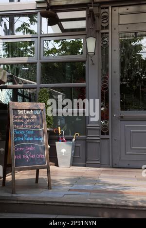 Menü der Tafel vor dem Restaurant. Leer Menü vor dem café Stockfoto