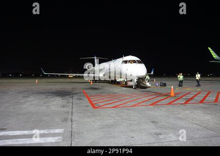 Passagierflugzeug auf dem Vorfeld des Flughafens Stockfoto