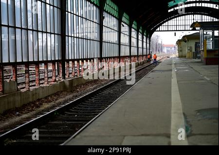 Pressetermin zum offiziellen Baubeginn der Bauarbeiten zur Modernisierung der Bahnhofshalle über den Bahnsteiggleisen des Görlitzer Bahnhofs. Görlitz, Stockfoto