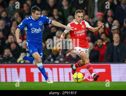 London, Großbritannien. 01. März 2023. 01. März 2023 - Arsenal gegen Everton - Premier League - Emirates Stadium Arsenal's Leandro Trossard und Everton's Seamus Coleman während des Premier League-Spiels im Emirates Stadium, London. Bildkredit: Mark Pain/Alamy Live News Stockfoto