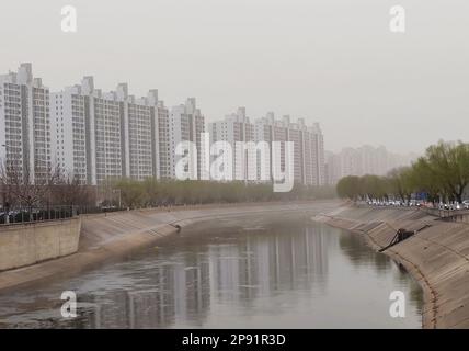 PEKING, CHINA - 10. MÄRZ 2023 - Fahrzeuge bewegen sich langsam in Peking, China, 10. März 2023. Am selben Tag wurde Peking von einem Sandsturm getroffen. Stockfoto