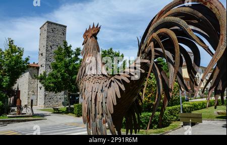 Metalldenkmal mit dem berühmten Symbol des Chianti Classico Consortium in Gaiole in Chianti, Toskana Stockfoto