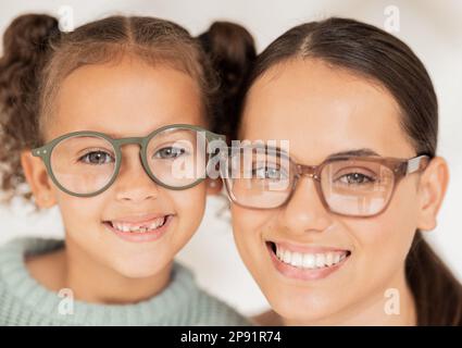 Augenoptiker, Vision und Porträt von Mutter und Kind, die mit einer Brille lächeln. Familie, Gesundheitswesen und Mutter mit Mädchen mit verschreibungspflichtigen Brillen Stockfoto