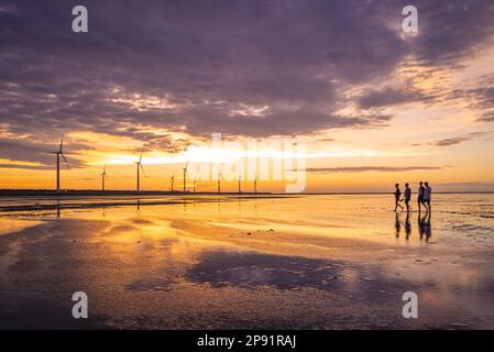 Sillouette der Windturbinenanlage im Feuchtgebiet Gaomei, taichung, taiwan Stockfoto