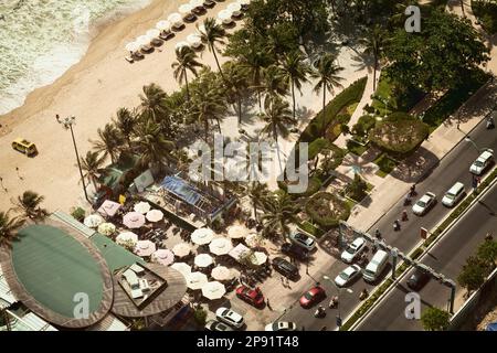 Tropischer Strand mit Palmen und Stadt Straßenverkehr Kontrast. In Nha Trang Vietnam Top view Stadtbild. Stockfoto
