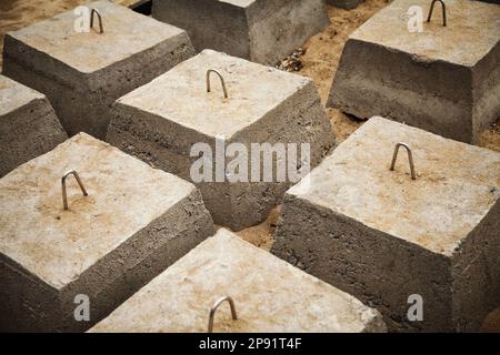 Viele konkrete Bausteine in den Zeilen für ein Gebäude Stiftung arrangiert. Baustelle Grundlagen Hintergrund Stockfoto