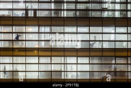 Mann allein im Büro, nachts. Arbeitsbezogene Straße, psychische Gesundheit, Arbeitsplatz, Arbeit lange Arbeitszeiten, Arbeit von zu Hause... Konzept Stockfoto