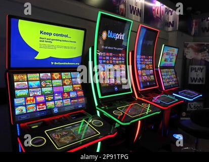 £100 Jackpot-Fruchtmaschinen, Blueprint-FOBTs, Spielbereich im M5 Strensham Autobahnservicebereich, behalten Sie die Kontrolle, aber spielen Sie in Ihrem Spiel, um zu gewinnen Stockfoto