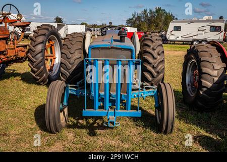 Fort Meade, Florida - 26. Februar 2022: Perspektivische Vorderansicht eines 1975 Ford 4000 Dieseltraktors auf einer lokalen Traktormesse. Stockfoto