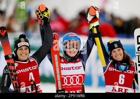 Åre.Sweden, 10./03./2023, JAHR 20230310Mikaela Shiffrin, USA, (Center) gewinnt und ist gleich den Siegern der Weltmeisterschaft 86 von Ingemar Stenmark. Zweite Fredrica Brignore (links), Italien, und dritte Sara Hector (rechts) Schwedens im riesigen Slalom-Wettbewerb bei der Weltmeisterschaft, Åre. Foto: Pontus Lundahl/TT/Code 10050 Stockfoto