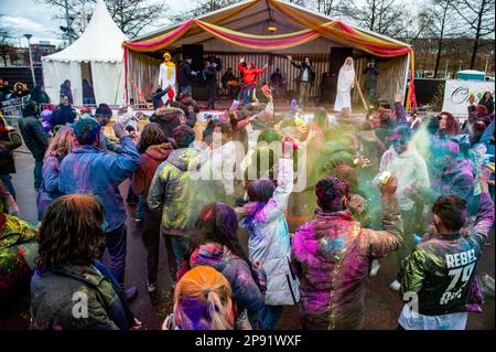 7. März, Den Haag. Millionen von Menschen auf der ganzen Welt feiern das jährliche Holi Hangámá Festival, auch bekannt als das Fest der Farben, was die Feier der Ankunft des Frühlings, eines Neubeginns, und des Triumphes des Göttlichen und des Guten bedeutet. In Den Haag, wo die größte indische Bevölkerung Europas zu finden ist, fand eine große Feier im multikulturellen transvaalen Viertel statt, wo die Teilnehmer bunt bunten Puder auf sich selbst und auf einander werfen. Die Farben von Holi symbolisieren auch die Stärke der integrativen Gesellschaft in Den Haag. Stockfoto