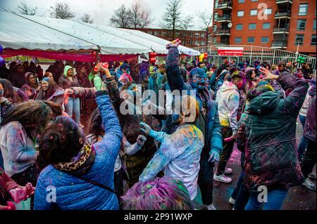 7. März, Den Haag. Millionen von Menschen auf der ganzen Welt feiern das jährliche Holi Hangámá Festival, auch bekannt als das Fest der Farben, was die Feier der Ankunft des Frühlings, eines Neubeginns, und des Triumphes des Göttlichen und des Guten bedeutet. In Den Haag, wo die größte indische Bevölkerung Europas zu finden ist, fand eine große Feier im multikulturellen transvaalen Viertel statt, wo die Teilnehmer bunt bunten Puder auf sich selbst und auf einander werfen. Die Farben von Holi symbolisieren auch die Stärke der integrativen Gesellschaft in Den Haag. Stockfoto