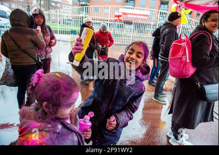 7. März, Den Haag. Millionen von Menschen auf der ganzen Welt feiern das jährliche Holi Hangámá Festival, auch bekannt als das Fest der Farben, was die Feier der Ankunft des Frühlings, eines Neubeginns, und des Triumphes des Göttlichen und des Guten bedeutet. In Den Haag, wo die größte indische Bevölkerung Europas zu finden ist, fand eine große Feier im multikulturellen transvaalen Viertel statt, wo die Teilnehmer bunt bunten Puder auf sich selbst und auf einander werfen. Die Farben von Holi symbolisieren auch die Stärke der integrativen Gesellschaft in Den Haag. Stockfoto