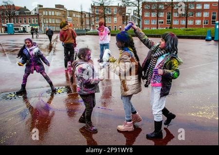 7. März, Den Haag. Millionen von Menschen auf der ganzen Welt feiern das jährliche Holi Hangámá Festival, auch bekannt als das Fest der Farben, was die Feier der Ankunft des Frühlings, eines Neubeginns, und des Triumphes des Göttlichen und des Guten bedeutet. In Den Haag, wo die größte indische Bevölkerung Europas zu finden ist, fand eine große Feier im multikulturellen transvaalen Viertel statt, wo die Teilnehmer bunt bunten Puder auf sich selbst und auf einander werfen. Die Farben von Holi symbolisieren auch die Stärke der integrativen Gesellschaft in Den Haag. Stockfoto