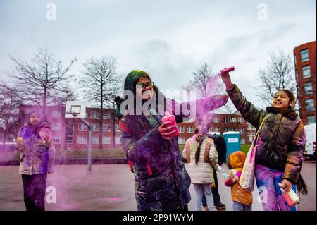 7. März, Den Haag. Millionen von Menschen auf der ganzen Welt feiern das jährliche Holi Hangámá Festival, auch bekannt als das Fest der Farben, was die Feier der Ankunft des Frühlings, eines Neubeginns, und des Triumphes des Göttlichen und des Guten bedeutet. In Den Haag, wo die größte indische Bevölkerung Europas zu finden ist, fand eine große Feier im multikulturellen transvaalen Viertel statt, wo die Teilnehmer bunt bunten Puder auf sich selbst und auf einander werfen. Die Farben von Holi symbolisieren auch die Stärke der integrativen Gesellschaft in Den Haag. Stockfoto