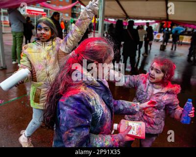 7. März, Den Haag. Millionen von Menschen auf der ganzen Welt feiern das jährliche Holi Hangámá Festival, auch bekannt als das Fest der Farben, was die Feier der Ankunft des Frühlings, eines Neubeginns, und des Triumphes des Göttlichen und des Guten bedeutet. In Den Haag, wo die größte indische Bevölkerung Europas zu finden ist, fand eine große Feier im multikulturellen transvaalen Viertel statt, wo die Teilnehmer bunt bunten Puder auf sich selbst und auf einander werfen. Die Farben von Holi symbolisieren auch die Stärke der integrativen Gesellschaft in Den Haag. Stockfoto