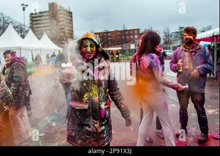 7. März, Den Haag. Millionen von Menschen auf der ganzen Welt feiern das jährliche Holi Hangámá Festival, auch bekannt als das Fest der Farben, was die Feier der Ankunft des Frühlings, eines Neubeginns, und des Triumphes des Göttlichen und des Guten bedeutet. In Den Haag, wo die größte indische Bevölkerung Europas zu finden ist, fand eine große Feier im multikulturellen transvaalen Viertel statt, wo die Teilnehmer bunt bunten Puder auf sich selbst und auf einander werfen. Die Farben von Holi symbolisieren auch die Stärke der integrativen Gesellschaft in Den Haag. Stockfoto