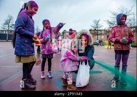 7. März, Den Haag. Millionen von Menschen auf der ganzen Welt feiern das jährliche Holi Hangámá Festival, auch bekannt als das Fest der Farben, was die Feier der Ankunft des Frühlings, eines Neubeginns, und des Triumphes des Göttlichen und des Guten bedeutet. In Den Haag, wo die größte indische Bevölkerung Europas zu finden ist, fand eine große Feier im multikulturellen transvaalen Viertel statt, wo die Teilnehmer bunt bunten Puder auf sich selbst und auf einander werfen. Die Farben von Holi symbolisieren auch die Stärke der integrativen Gesellschaft in Den Haag. Stockfoto