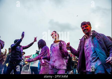 7. März, Den Haag. Millionen von Menschen auf der ganzen Welt feiern das jährliche Holi Hangámá Festival, auch bekannt als das Fest der Farben, was die Feier der Ankunft des Frühlings, eines Neubeginns, und des Triumphes des Göttlichen und des Guten bedeutet. In Den Haag, wo die größte indische Bevölkerung Europas zu finden ist, fand eine große Feier im multikulturellen transvaalen Viertel statt, wo die Teilnehmer bunt bunten Puder auf sich selbst und auf einander werfen. Die Farben von Holi symbolisieren auch die Stärke der integrativen Gesellschaft in Den Haag. Stockfoto