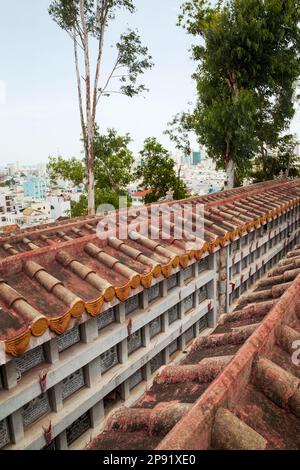 Nha Trang, Vietnam - April 1, 2018: traditionelle vietnamesische buddhistische columbarium. Das schön eingerichtete Asiatischen cinerary Friedhof Stockfoto