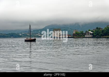 Viking Longboat Replica Segeln in Alesund und Gemeinde in More Og Romsdal County, Norwegen. Reiseziel Nordeuropa. 19. vom Juli 2 Stockfoto