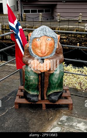 Eine Straßenskulptur eines dekorativen norwegischen Trolls. Norwegischer Troll auf der Straße in Alesund - Norwegen. Stockfoto