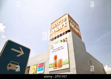 Nha Trang, Vietnam - April 1, 2018: Koreanische berühmten Supermarkt Lotte Mart Fassade. Verkaufsplattform für ein großes Einkaufszentrum mit einem Logo und Werbe Stockfoto