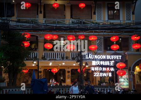 Nha Trang, Vietnam - am 31. März 2018: asiatische Restaurant außen mit rotem Papier Laternen dekoriert. Menschen essen in einem chinesischen Buffet, Ansicht von Windows f Stockfoto