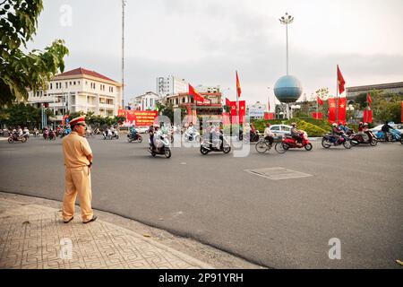 Nha Trang, Vietnam - am 30. März 2018: Vietnamesische Polizei Offizier controlling Motorräder fließen. Asiatische männliche Polizisten tragen Tan einheitlich regelt. Stockfoto
