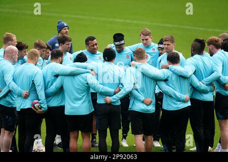 Owen Farrell aus England hält während eines Captain's Run im Twickenham Stadium in London ein Teamgespräch. Foto: Freitag, 10. März 2023. Stockfoto