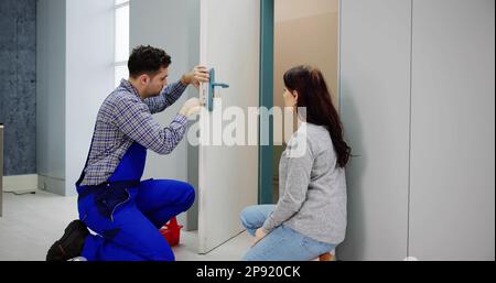 Schlosser Mann Reparatur Und Austausch Von Metall Türschloss Stockfoto