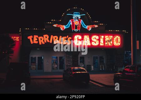 Terribles Searchlight Casino-Schild bei Nacht, Searchlight, Nevada Stockfoto