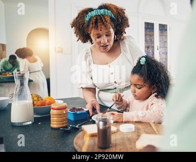 Liebe, Frühstücksessen und schwarzes Familienkind, Mutter oder Menschen, die essen, eine Bindung knüpfen und Zutaten zubereiten. Morgenkochen, Küchentheke oder hungrig Stockfoto