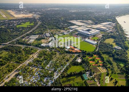 Luftaufnahme, Campingplatz im Caravan Center am Messegelände sowie Messe Düsseldorf mit dem Bundesligastadion MERKUR SPIEL-ARENA in der dist Stockfoto