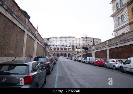 Rom, Italien. 10. März 2023. L3A Aktivisten des „antirassistischen jüdischen Labors“ zeigten ein Banner vor dem Kolosseum in Rom, um gegen Netanjahus Besuch in Rom zu protestieren. (Kreditbild: © Matteo Nardone/Pacific Press via ZUMA Press Wire) NUR REDAKTIONELLE VERWENDUNG! Nicht für den kommerziellen GEBRAUCH! Stockfoto