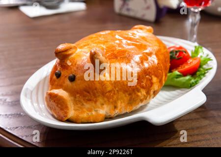 Schweinefleischpastete auf einem Tisch, Nahaufnahme mit selektivem Weichzeichner Stockfoto