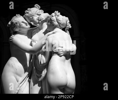 Mailand, Italien - Juni 2020: Die Statue der drei Grazen (Le tre Grazie) von Antonio Canova. Neoklassische Skulptur aus Marmor der mythologischen drei Stockfoto