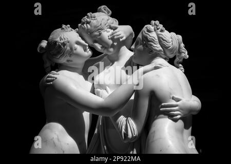 Mailand, Italien - Juni 2020: Die Statue der drei Grazen (Le tre Grazie) von Antonio Canova. Neoklassische Skulptur aus Marmor der mythologischen drei Stockfoto