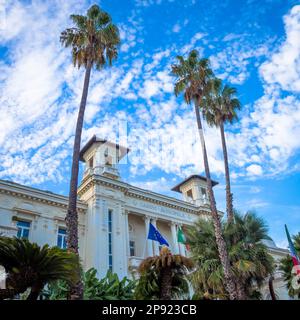 SANREMO, ITALIEN - CA. AUGUST 2020: Blick auf das Casino von Sanremo, eines der wichtigsten Wahrzeichen der Stadt und der Region Ligurien Stockfoto