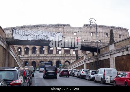 Rom, Italien. 10. März 2023. L3A Aktivisten des „antirassistischen jüdischen Labors“ zeigten ein Banner vor dem Kolosseum in Rom, um gegen Netanjahus Besuch in Rom zu protestieren. (Kreditbild: © Matteo Nardone/Pacific Press via ZUMA Press Wire) NUR REDAKTIONELLE VERWENDUNG! Nicht für den kommerziellen GEBRAUCH! Stockfoto