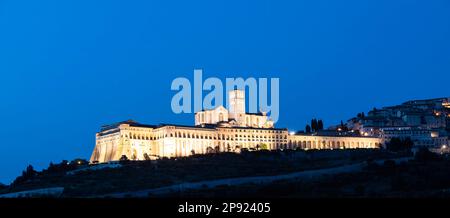 Basilika von Assisi bei Nacht in Umbrien, Italien. Die Stadt ist berühmt für die wichtigste Basilika des Heiligen Franziskus in Italien (Basilica di San Francesco) Stockfoto