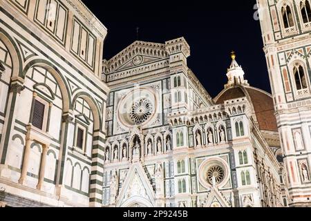 Florenz, Italien - ca. 2021. August: Florenz bei Nacht. Die beleuchtete Architektur der berühmten Kathedrale von außen Stockfoto