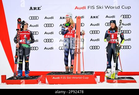 Åre.Sweden, 10./03./2023, JAHR 20230310Mikaela Shiffrin, USA, (Center) gewinnt heute und ist gleich den Siegern der Weltmeisterschaft 86 bei Ingemar Stenmark. Zweite Fredrica Brignore, Italien, und dritte Sara Hector, Schweden, im riesigen Slalom-Wettbewerb bei der Weltmeisterschaft, Åre. Foto: Pontus Lundahl/TT/Code 10050 Stockfoto