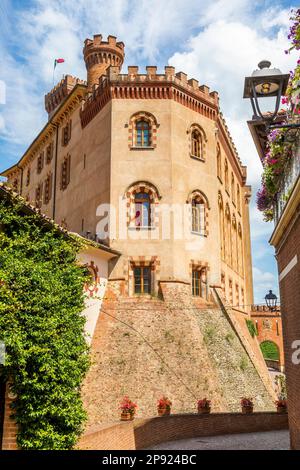 Barolo, Italien - ca. August 2021: Schloss Barolo. Das Dorf Barolo gehört zum UNESCO-Weltkulturerbe Stockfoto