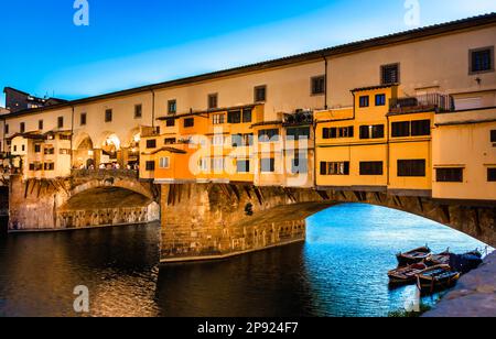 Florenz, Italien - ca. 2021. Juni: Sonnenuntergang auf der Ponte Vecchio - Alte Brücke. Unglaubliches blaues Licht vor dem Abend Stockfoto