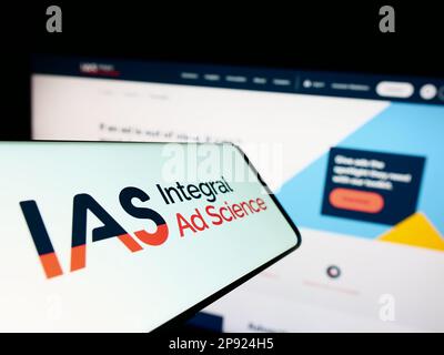 Mobiltelefon mit Logo des amerikanischen Unternehmens Integral Ad Science Inc (IAS) auf dem Bildschirm vor der Unternehmenswebsite. Konzentrieren Sie sich auf die Mitte des Telefondisplays. Stockfoto